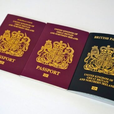 Os britânicos que ainda usam passaportes vermelhos devem verificar a validade antes das viagens de férias