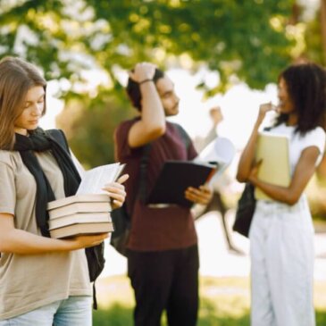 As universidades do Reino Unido enfrentam dificuldades financeiras porque o número de vistos de estudantes estrangeiros atingiu o nível mais baixo em 20 anos