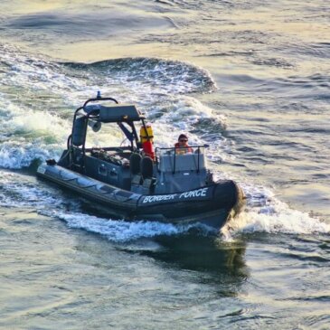 Chegadas de barcos pequenos ao Reino Unido ultrapassam a marca de 150.000, provocando um debate acalorado sobre imigração